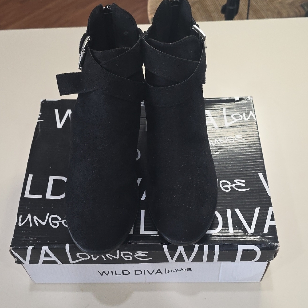 DIVA Lounge Sleek Black Ankle Booties